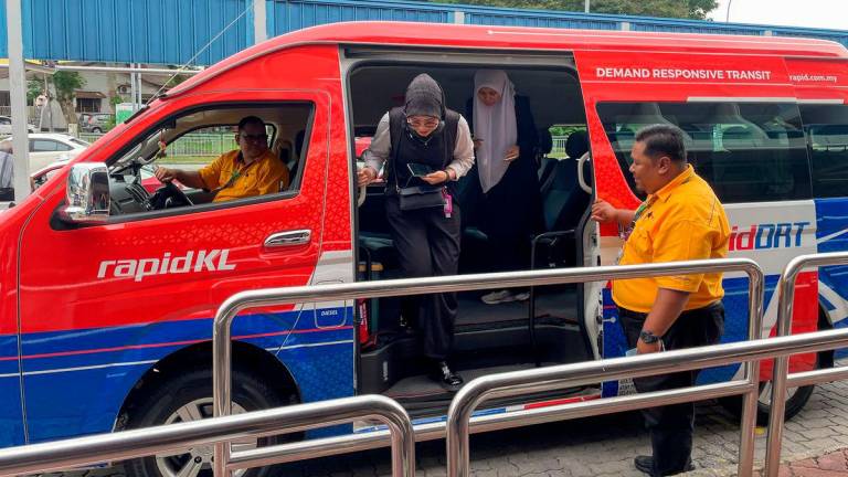 Para penumpang menggunakan perkhidmatan van Demand Responsive Transit (DRT) di LRT Taman Bahagia hari ini- BERNAMA