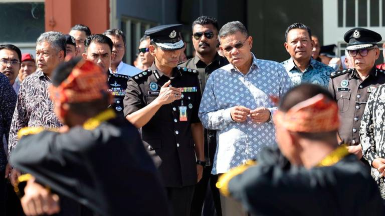 Menteri Dalam Negeri Datuk Seri Saifuddin Nasution Ismail melihat persembahan silat pada perasmian Kompleks Songket Sri Kenyalang Penjara Puncak Borneo dekat sini, hari ini. - BERNAMA