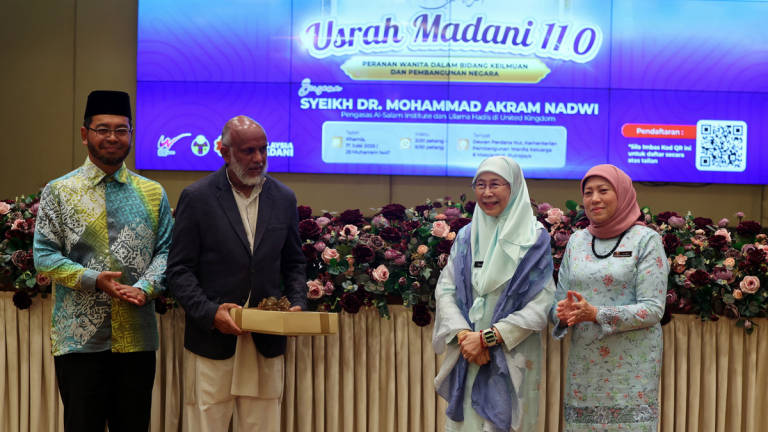 The Prime Minister’s wife, who is also the Patron of the Association of Wives and Women Members of the Malaysian Civil Service (Puspanita), Datuk Seri Dr Wan Azizah Wan Ismail (second from right), presenting a token of appreciation to speaker Sheikh Dr Mohammad Akram Nadwi (second from left) at the Usrah MADANI Programme: The Role of Women in Knowledge and Nation Building, held at Dewan Perdana Nur, Ministry of Women, Family and Community Development (KPWKM), today. – BERNAMA