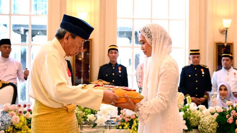 Sultan Selangor Sultan Sharafuddin Idris Shah berkenan mengurniakan Darjah Kebesaran Kelas Pertama Seri Paduka Mahkota Selangor (S.P.M.S) yang membawa gelaran Datin Paduka Seri kepada Cik Afzaa Fadini Abdul Aziz setelah beliau sempurna diijabkabulkan dengan Raja Muda Selangor Tengku Amir Shah di Masjid Istana Diraja, Istana Alam Shah, hari ini - fotoBERNAMA
