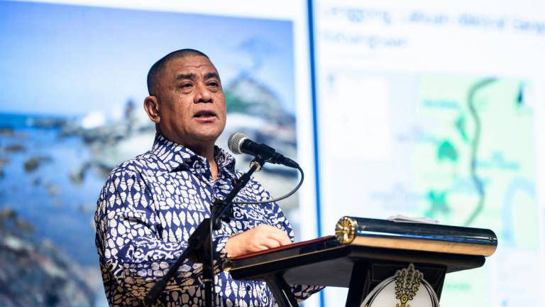 Perak Menteri Besar, Datuk Seri Saarani Mohamad, delivered a speech during the Dinner Event held in conjunction with the Evaluation Session for Aspiring Lenggong as a UNESCO Global Geopark (UGGp) World Heritage Site, at the MARA Higher Skills College last night. - BERNAMA