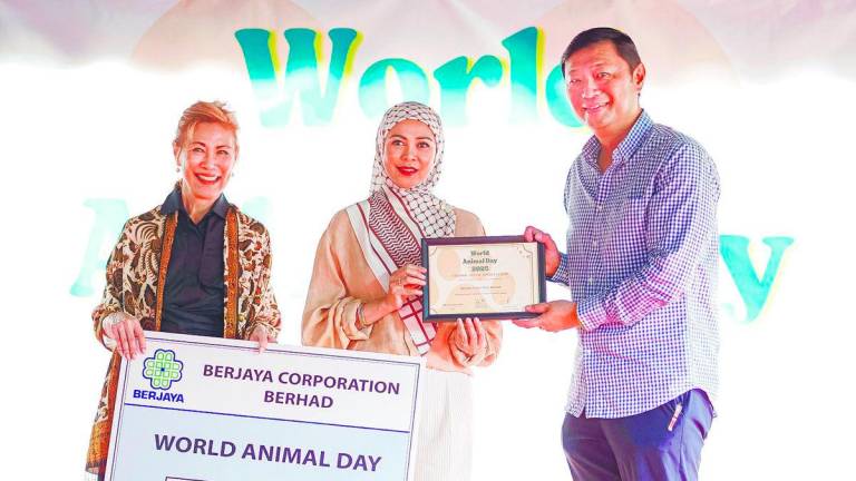Tengku Permaisuri Norashikin (centre), accompanied by Chin, presenting a token of appreciation to Tan during the event. – Adib Rawi Yahya/theSun