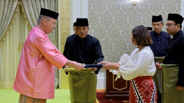Yang di-Pertuan Agong Sultan Ibrahim berkenan menerima watikah pelantikan daripada Duta Besar Filipina Maria Angela Abrera Ponce pada Istiadat Penyerahan Watikah Pelantikan dan Majlis Menghadap di Istana Negara pada Mac lalu. BERNAMA