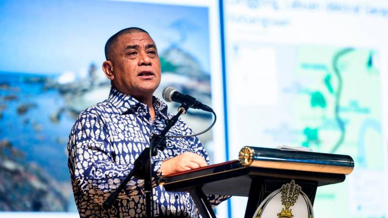 Menteri Besar Perak Datuk Seri Saarani Mohamad berucap ketika hadir pada Majlis Makan Malam Sempena Sesi Penilaian Aspiring Lenggong Tapak Warisan Dunia Pertubuhan Pendidikan, Saintifik dan Kebudayaan Pertubuhan Bangsa-Bangsa Bersatu (UNESCO) Global Geopark (UGGp) di Kolej Kemahiran Tinggi MARA semalam.