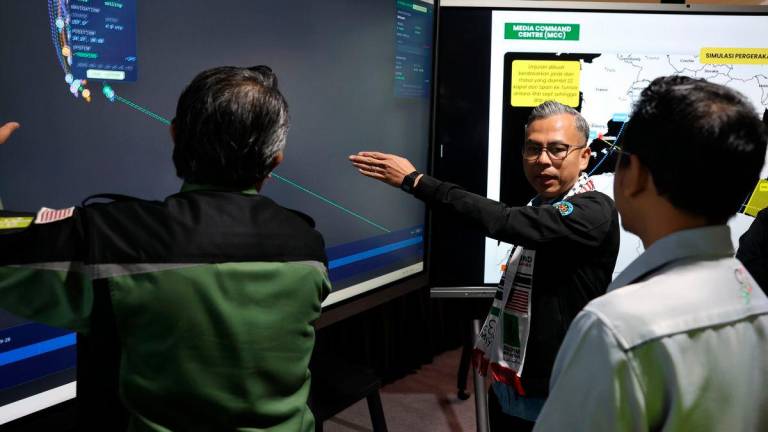 Menteri Komunikasi Datuk Fahmi Fadzil (tengah) melawat bilik gerakan Sumud Nusantara Command Centre di MAPIM Malaysia Central Warehouse, hari ini- BERNAMA