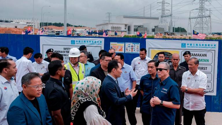 Timbalan Perdana Menteri Datuk Seri Fadillah Yusof (tiga, kanan) diiringi Menteri Besar Johor Datuk Onn Hafiz Ghazi (empat, kanan) mendengar penerengan daripada Presiden Bridge Data Centres Eric Fan (tengah) semasa mengadakan lawatan ke Loji Rawatan Semula Air (Water Reclamation Plant) di Desa Cemerlang, Ulu Tiram hari ini- BERNAMA