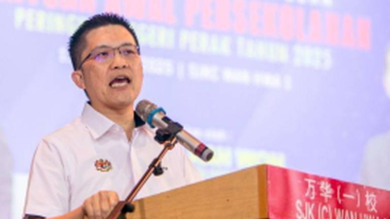 Timbalan Menteri Pendidikan Wong Kah Woh berucap pada Majlis Penyerahan Cek Cura Bantuan Awal Persekolahan Peringkat Negeri Perak 2025 di Sekolah Jenis Kebangsaan (Cina) Wan Hwa 1 hari ini. - fotoBERNAMA