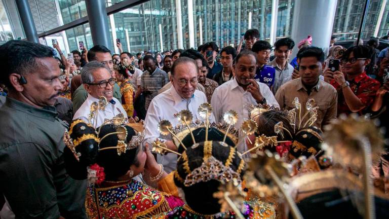 Perdana Menteri Datuk Seri Anwar Ibrahim ketika hadir pada Program Temu Anwar Bersama Pelajar Universiti Teknologi PETRONAS (UTP) hari ini.Turut hadir Menteri Pengajian Tinggi Datuk Seri Dr Zambry Abd Kadir dan Ketua Setiausaha Negara Tan Sri Shamsul Azri Abu Bakar. - BERNAMA