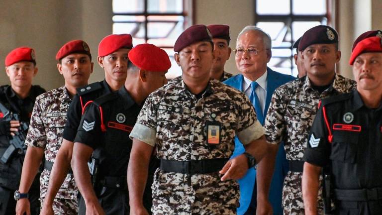 Bekas Perdana Menteri Datuk Seri Najib Tun Razak (tengah). - fotoBERNAMA