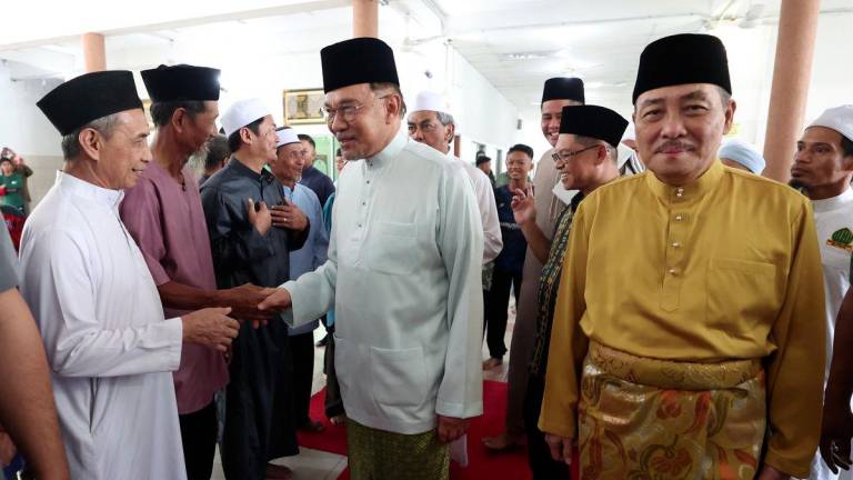 Perdana Menteri Datuk Seri Anwar Ibrahim bersalaman dengan orang ramai ketika tiba untuk menunaikan Solat Jumaat di Masjid Nurul Hikmah hari ini.Turut sama Ketua Menteri Sabah Datuk Seri Hajiji Noor. - fotoBERNAMA