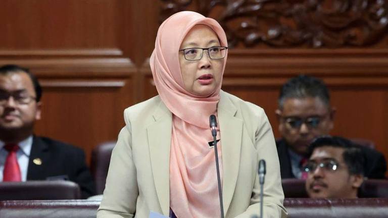 Menteri di Jabatan Perdana Menteri (Wilayah Persekutuan) Dr Zaliha Mustafa pada Mesyuarat Ketiga Penggal Ketiga, Majlis Parlimen ke-15 Dewan Negara di Bangunan Parlimen hari ini. - fotoBERNAMA