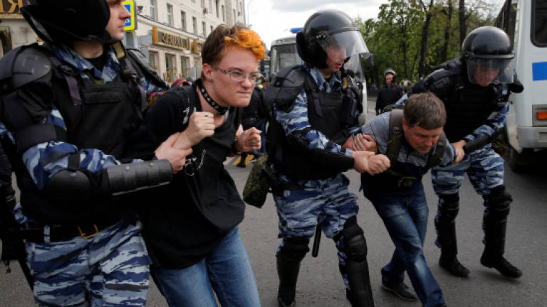 In Russia, state TV and the Internet tell a tale of two protests
