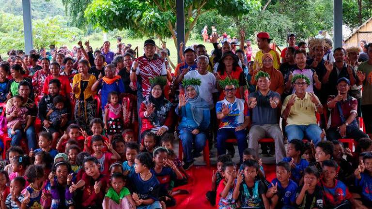 Ketua Pengarah Jabatan Kemajuan Orang Asli (JAKOA), Datuk Sapiah Mohd Nor (tengah), bergambar bersama penduduk Orang Asli sempena Program Hari Orang Asli di Pos Gob di sini. - fotoBERNAMA