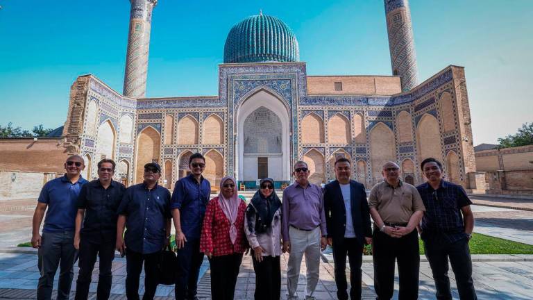 Timbalan Perdana Menteri merangkap Menteri Peralihan Tenaga dan Transformasi Air, Datuk Seri Fadillah Yusof (empat, kanan) bersama Timbalan Menteri Tenaga Uzbekistan, Umid Mamadaminov (tiga, kanan), bergambar selepas melawat Makam Amir Temur, panglima perang Uzbekistan dan pengasas Empayar Timurid, di bandar Samarkand, hari ini -BERNAMA