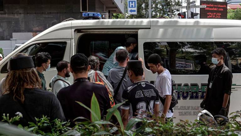 Taktik sekumpulan warga asing yang menyamar sebagai peminta sedekah untuk meraih simpati jemaah yang melakukan solat Jumaat di Masjid Jamek Kampung Baru terbongkar apabila mereka ditahan dalam satu serbuan oleh Jabatan Imigresen Malaysia (JIM) Kuala Lumpur, petang semalam. - BERNAMA
