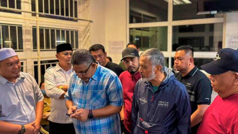 Setiausaha Politik kepada Timbalan Perdana Menteri, Datuk Seri Dr Ahmad Zahid Hamidi, Datuk Wira Hj Megat Zulkarnain Omardin telah mengunjungi keluarga mangsa untuk menyampaikan ucapan takziah serta memberikan bantuan segera bagi meringankan beban yang ditanggung pada waktu sukar ini. Beliau turut ditemani oleh Datuk Hj Yakubah Khan, Ahli Dewan Undangan Negeri (ADUN) Karambunai, serta Ketua-Ketua Bahagian UMNO. - Zahid Hamidi / Facebook