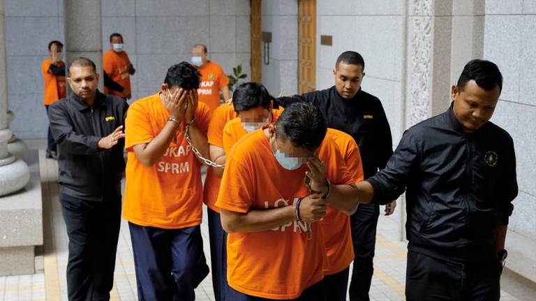 Seramai 10 penjawat awam disyaki menerima rasuah lebih RM3 juta direman di Mahkamah Majistret Putrajaya bagi membantu siasatan Suruhanjaya Pencegahan Rasuah Malaysia (SPRM) dalam Op Samba 2.0 hari ini/BERNAMAPix