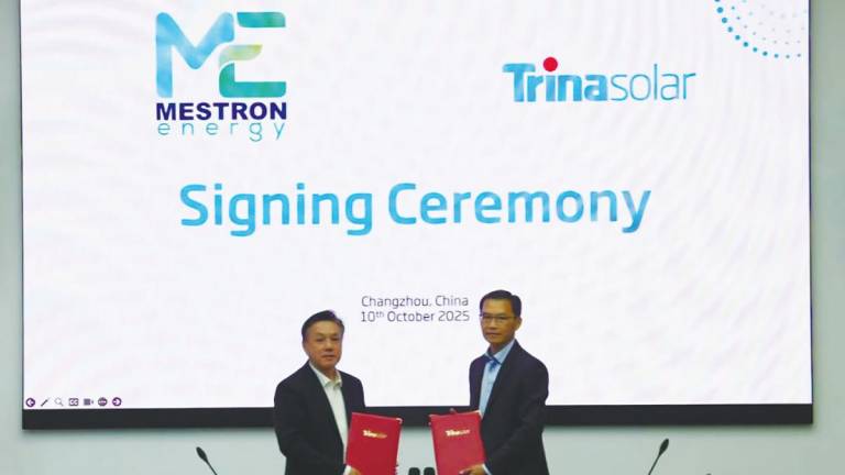 Por (left) and Ku exchanging the signed documents.