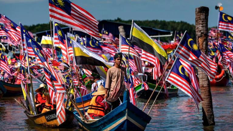 Participants cruised along the waters of Sungai Kerang during the 2025 Bukit Gantang Parliamentary Float Parade and Decoration Competition in conjunction with Malaysia Day celebrations on the river today. – BERNAMA