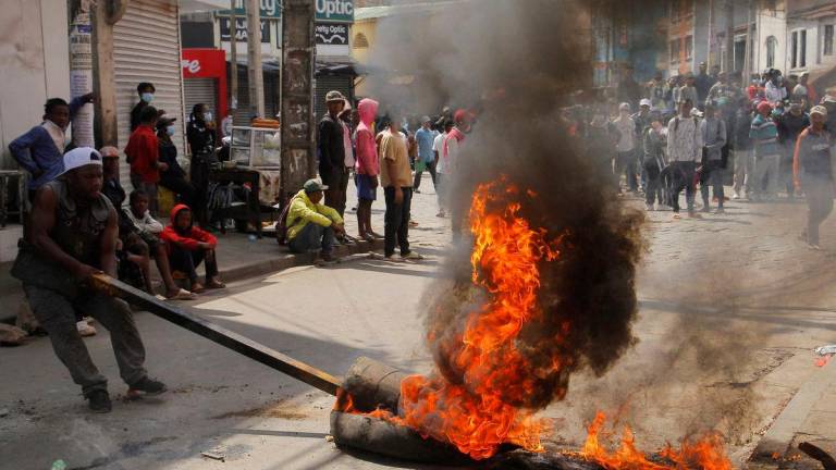 A protester barricades the road during a nationwide youth-led protest over worsening water shortages and power outages, and demands for the resignation of Madagascar President Andry Rajoelina , in Antananarivo, Madagascar, October 3, 2025. REUTERS/Zo Andrianjafy