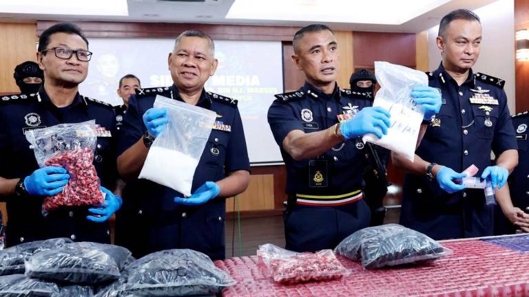 Kuala Lumpur Police Chief Datuk Fadil Marsus displays MDMA drugs and vape liquid worth RM1.48 million seized in seven raids in the Klang Valley on 22nd August. - BERNAMA