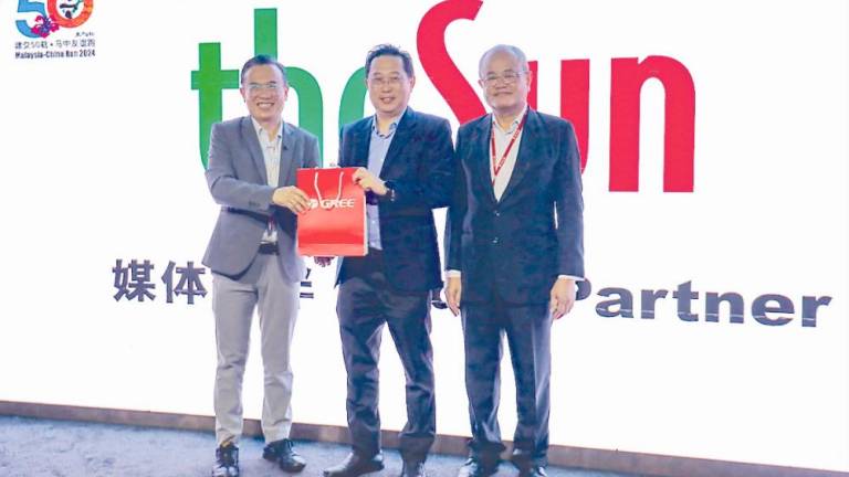 From left: Oriental Daily News general manager Pattrik Ting, Ong and Ding at the launch of the run. – ADIB RAWI YAHYA/THESUN