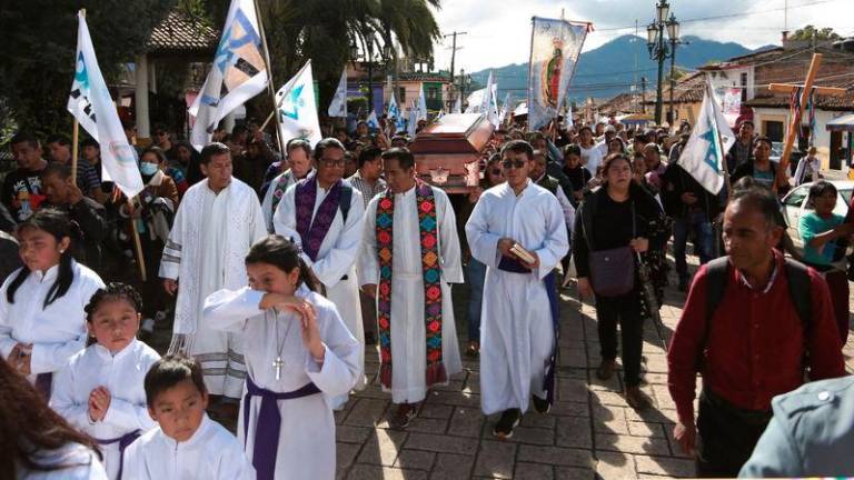 People carry the coffin with the body of priest Marcelo Perez, through the streets in San Cristobal de las Casas - REUTERSpix