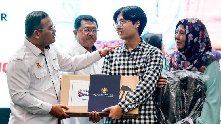 Menteri Besar Selangor Datuk Seri Amirudin Shari menyampaikan sumbangan kepada pelajar cemerlang Sijil Pelajaran Malaysia (SPM) Muhammad Atiq Haikal Mohd Termidi pada Majlis Penyerahan Surat Tawaran Kerja Undi Peruntukan dan Sejahtera MADANI-Pendidikan: Peranti Madani Tahun 2025 di Kediaman Rasmi Menteri Besar Selangor, Seksyen 7 hari ini. - BERNAMA