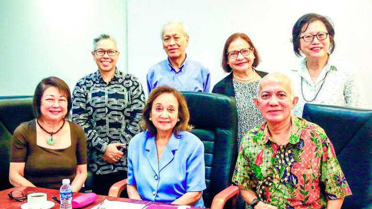 Tunku Naquiah (centre) with Azman (right) during a discussion with Esum council members. – ADAM AMIR HAMZAH/THESUN