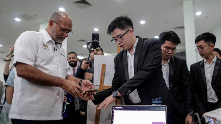 Menteri Digital Gobind Singh Deo (kiri) melawat reruai pameran selepas merasmikan program Pertandingan AI Kebangsaan 2025 di Sunway University di sini hari ini - BERNAMA