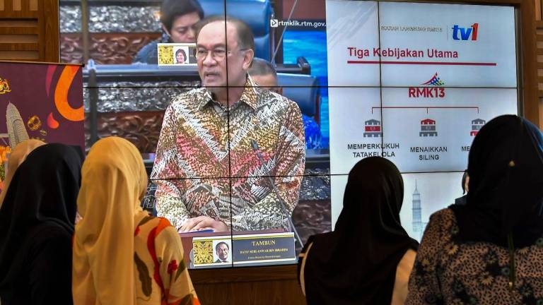 Kakitangan awam mengikuti siaran langsung pembentangan Rancangan Malaysia Ke-13 (RMK13) oleh Perdana Menteri Datuk Seri Anwar Ibrahim ketika tinjauan Bernama hari ini - BERNAMA