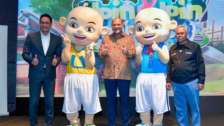 Menteri Digital Gobind Singh Deo (tengah) bergambar kenangan selepas menyempurnakan Majlis Pelancaran Permainan Video : Upin &amp; Ipin Universe di KL Sentral hari ini - BERNAMA
