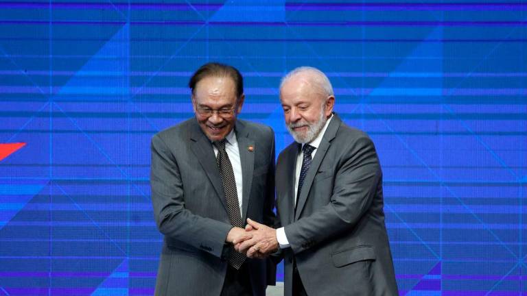 Perdana Menteri Datuk Seri Anwar Ibrahim (kiri) bersama Presiden Brazil Luiz Inácio Lula da Silva pada BRICS Business Forum bertemakan ‘Bridging Continents, Building Future: A Shared Agenda for Sustainable Progress’ sempena Sidang Kemuncak Pemimpin BRICS ke-17 di sini, semalam - BERNAMA