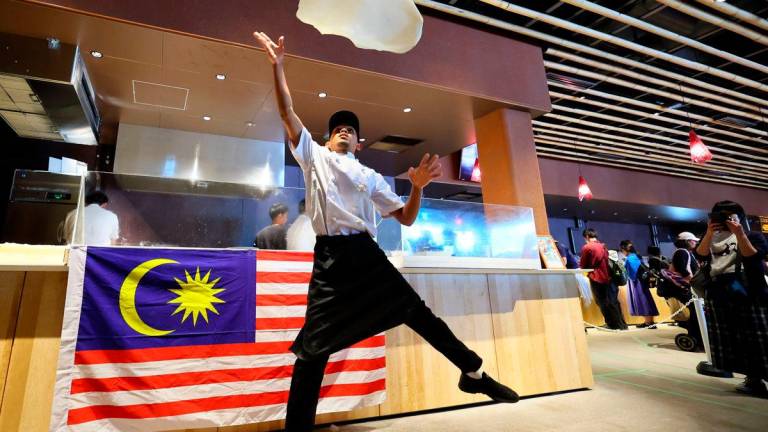 Penebar roti canai, Muhammad Muiz Ruzaini, 24, menunjukkan aksi menebar roti canai terbang di Cafe Pavillion Malaysia sempena Expo Antarabangsa 2025 Osaka yang berlangsung dari 13 April hingga 13 Oktober ini. BERNAMApix