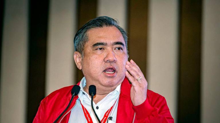 Setiausaha Agung DAP yang juga Menteri Pengangkutan, Anthony Loke bersalaman bersama para perwakilan yang hadir pada Konvensyen Tahunan DAP Negeri Perak 2025 di Hotel Kinta Waterfront hari ini-fotoBERNAMA