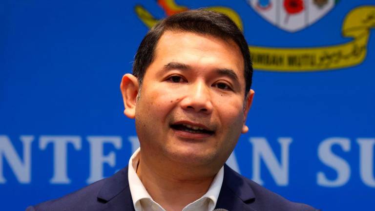 Menteri Ekonomi Rafizi Ramli ketika sidang media bersama Menteri Sumber Asli, Alam Sekitar dan Perubahan Iklim Nik Nazmi Nik Ahmad mengenai Hala Tuju Pembangunan Strategik Tenaga Boleh Baharu dan Dasar Perdagangan Tenaga Boleh Baharu di Wisma Sumber Asli, hari ini - BERNAMA