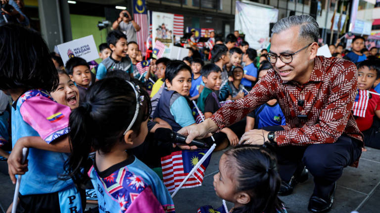 Minister of Communications, Datuk Fahmi Fadzil, interacting with students during an informal chat session at the Pentarama Homecoming Programme at Sekolah Kebangsaan Bangsar today. – BERNAMA