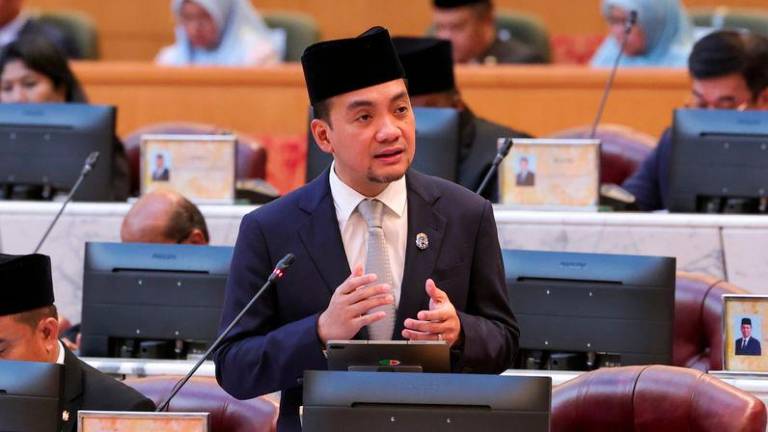 Menteri Besar Johor Datuk Onn Hafiz Ghazi menjawab soalan lisan pada Mesyuarat Pertama Penggal Persidangan Ketiga Dewan Undangan Negeri (DUN) Johor ke-15 di Bangunan Sultan Ismail, Kota Iskandar hari ini. - fotoBERNAMA