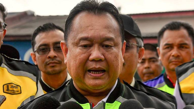 Menteri Kerja Raya, Datuk Seri Alexander Nanta Linggi. - fotoBERNAMA