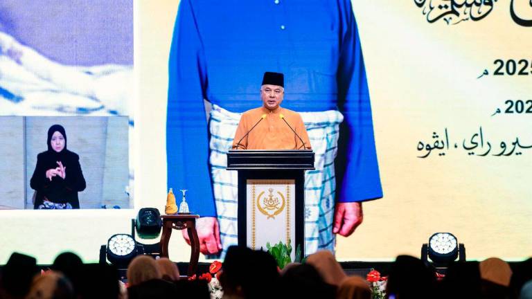 Sultan Perak Sultan Nazrin Shah berkenan menyampaikan titah baginda ketika berangkat pada sambutan Maulidur Rasul 1447H/2025M peringkat negeri Perak di sebuah hotel semalam. - BERNAMA