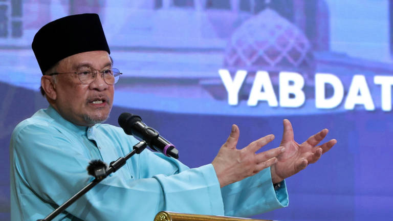 Perdana Menteri Datuk Seri Anwar Ibrahim berucap pada Program Malaysia Bermunajat 2025 di Masjid Putra semalam. - BERNAMA