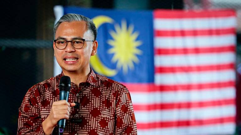 Menteri Komunikasi Datuk Fahmi Fadzil ketika beramah mesra dengan murid-murid dalam sembang santai pada Program Pentarama Homecoming di Sekolah Kebangsaan Bangsar hari ini - BERNAMA