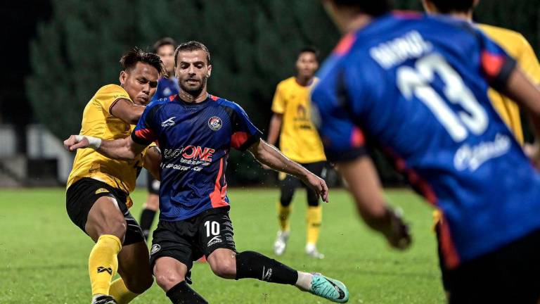 Pemain PDRM FC Nawaf Abdel dikasari pemain Negeri Sembilan FC Wai Lin Aung (kiri) dalam saingan Piala FA di Stadium Majlis Perbandaran Selayang malam ini. Keputusan akhir perlawanan PDRM FC menang dengan 1-0, namun Negeri Sembilan FC mara dengan agregat 1-5 -fotoBERNAMA