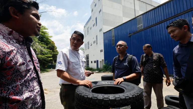 Wakil daripada lapan syarikat pengeluar tayar membantu proses pemeriksaan dan pengesahan ketulenan tayar hasil kegiatan penyeludupan dan pemalsuan dokumen, yang disita menerusi Op Grip, hari ini- BERNAMA