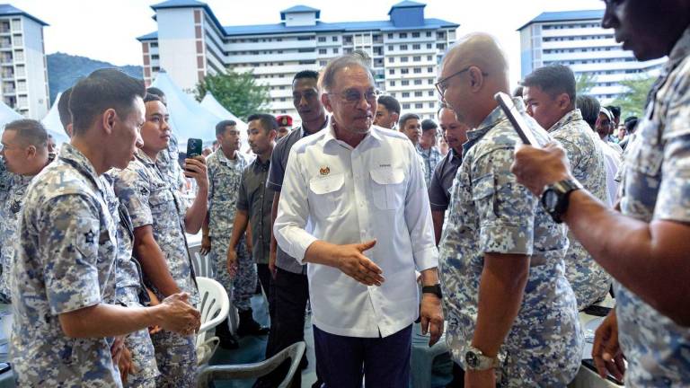 Perdana Menteri Datuk Seri Anwar Ibrahim beramah mesra bersama warga Tentera Laut Diraja Malaysia (TLDM) ketika hadir pada Kenduri Rakyat bersama warga TLDM di Pangkalan TLDM Lumut hari ini. fotoBERNAMA