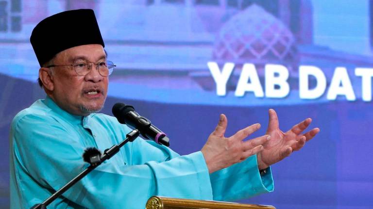 Perdana Menteri Datuk Seri Anwar Ibrahim berucap pada Program Malaysia Bermunajat 2025 di Masjid Putra semalam-BERNAMA