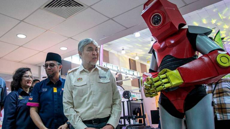 Timbalan Perdana Menteri Datuk Seri Dr Ahmad Zahid Hamidi melawat reruai pameran pada Majlis Peluncuran Festival Idea Peringkat Negeri (FOI @ NEGERI) dan Festival Idea Negeri Perak (FOI@PERAK) TAHUN 2025 di Universiti Teknologi Mara (UiTM) Cawangan Perak Kampus Seri Iskandar di sini hari ini. - BERNAMA