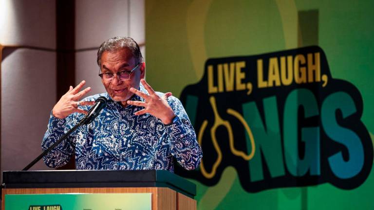 Menteri Kesihatan, Datuk Seri Dr Dzulkefly Ahmad berucap pada majlis pelancaran rasmi program “Live, Laugh, Lungs” di sini, hari ini-fotoBERNAMA