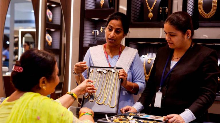 FILE PHOTO: A customer looks at gold chains at a jewellery store in Mumbai, India, March 20, 2025. REUTERS/Francis Mascarenhas/File Photo