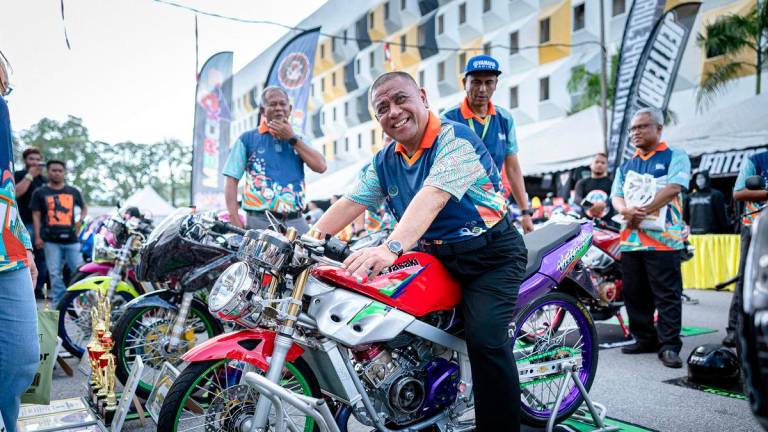 Menteri Besar Perak Datuk Seri Saarani Mohamad bergambar ketika melihat pameran motosikal retro selepas merasmikan Majlis Kemuncak Karnival Mesra Anak Muda (KAMU) 2025 di Stadium Indera Mulia hari ini-fotoBERNAMA